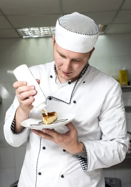 Chef préparant la nourriture dans la cuisine — Photo