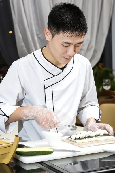Японский повар с тарелкой суши — стоковое фото