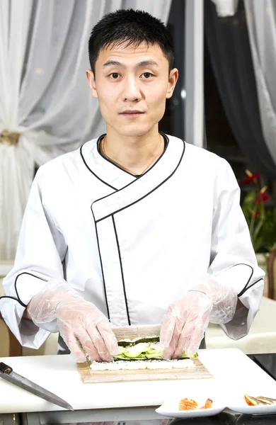 Japanse chef-kok met een plaat van sushi — Stockfoto