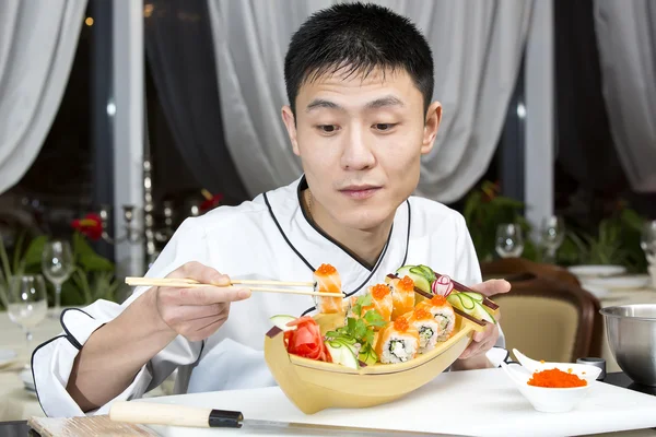 Japanese chef with a plate of sushi — Stock Photo, Image