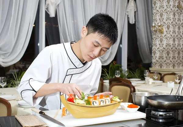 Japanse chef-kok met een plaat van sushi — Stockfoto