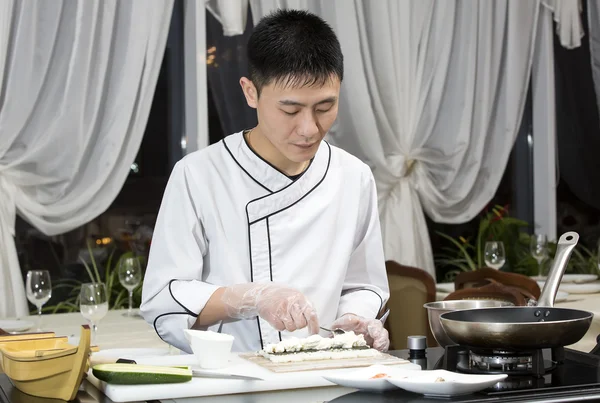 Chef japonés con un plato de sushi —  Fotos de Stock