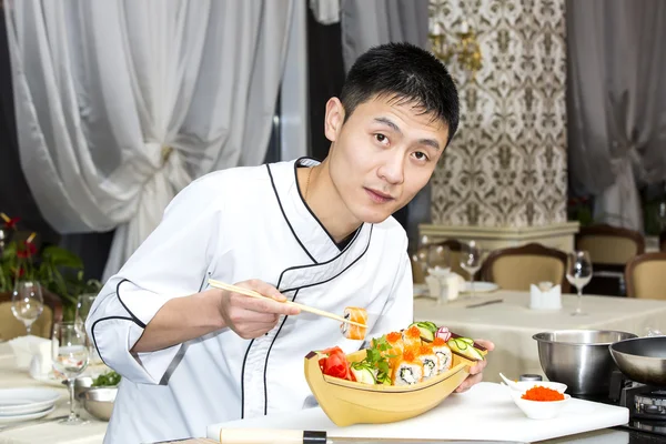 Japanese chef with a plate of sushi — Stock Photo, Image