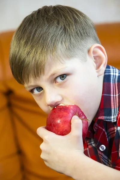 Kinderen eten sappige rode appel — Stockfoto