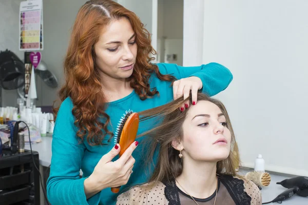 Femme dans un salon de beauté — Photo