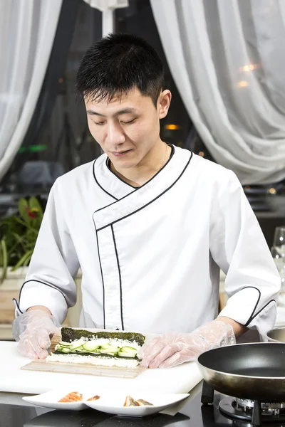 Japońskiego szefa kuchni z płyty sushi — Zdjęcie stockowe