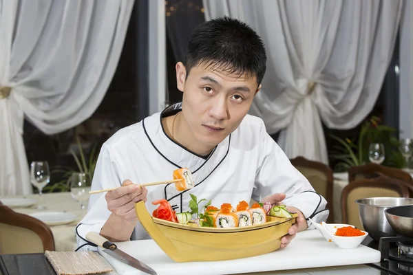 Japanese chef with a plate of sushi — Stock Photo, Image