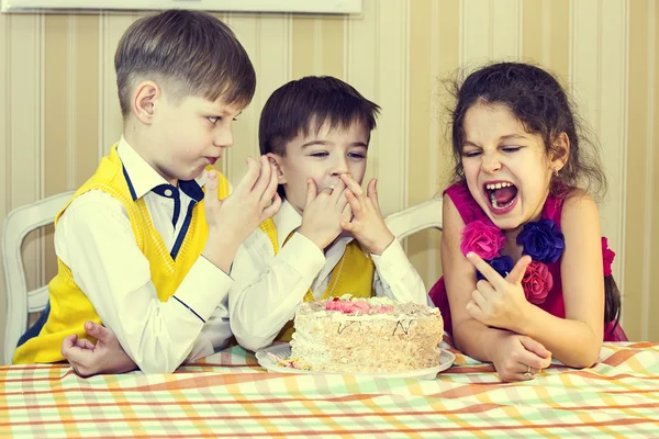 Divirta-se comendo bolo de aniversário — Fotografia de Stock