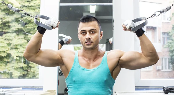 Genç adam spor salonunda antrenman yapıyor. — Stok fotoğraf