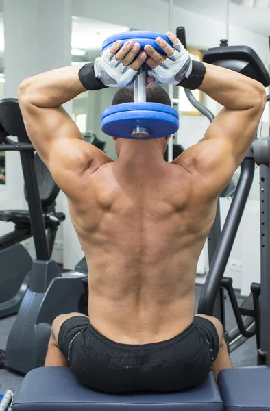 Joven entrenando en el gimnasio — Foto de Stock