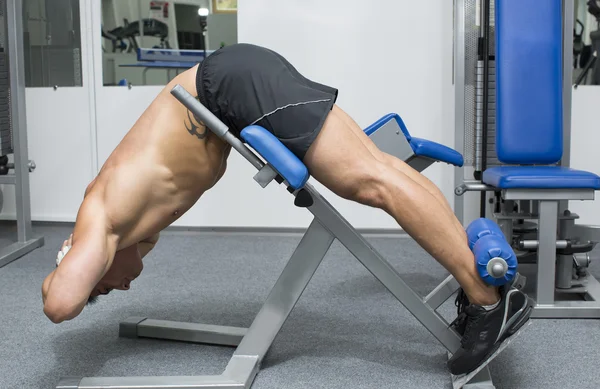 Jeune homme s'entraînant dans la salle de gym — Photo