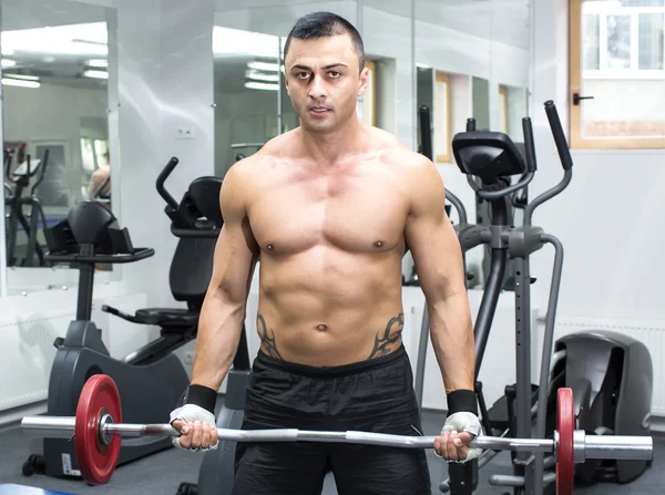 Joven entrenando en el gimnasio —  Fotos de Stock