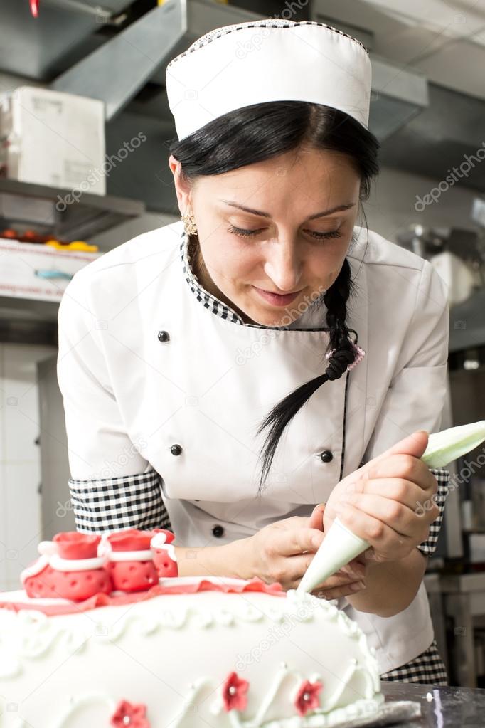 Chef Patissier Decore Un Gateau Image Libre De Droit Par Lester1 C Chef Patissier Decore Un Gateau Image Libre De Droit Par Lester1 C
