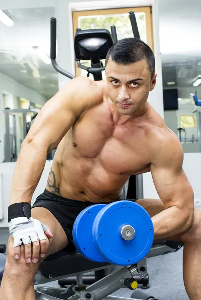 Young man training in the gym — Stock Photo, Image