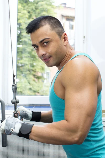 Joven entrenando en el gimnasio — Foto de Stock