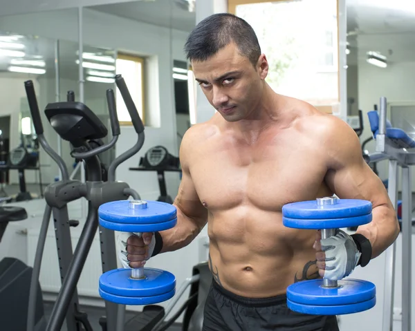 Joven entrenando en el gimnasio —  Fotos de Stock