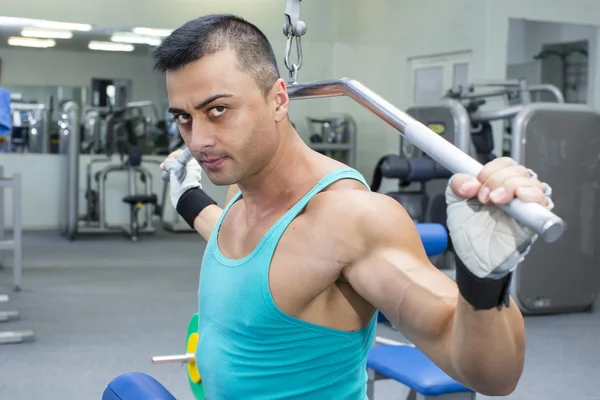 Jeune homme s'entraînant dans la salle de gym — Photo