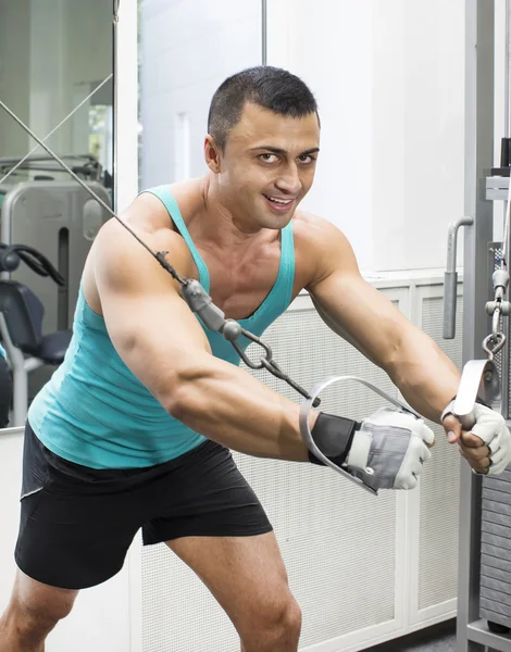 Joven entrenando en el gimnasio — Foto de Stock