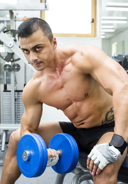 Joven entrenando en el gimnasio —  Fotos de Stock