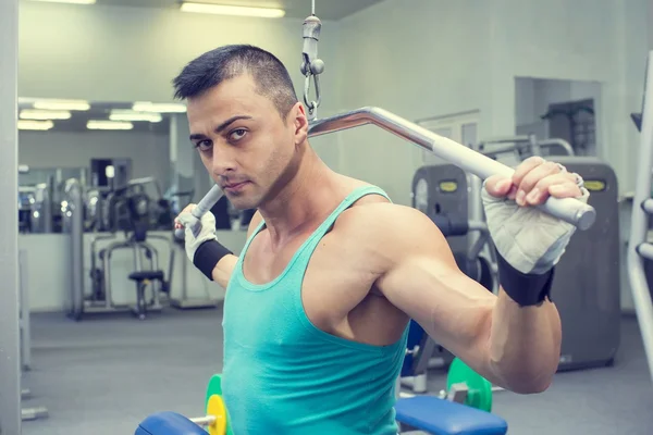 Joven entrenando en el gimnasio — Foto de Stock