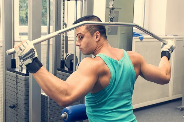 Young man training in the gym — Stock Photo, Image