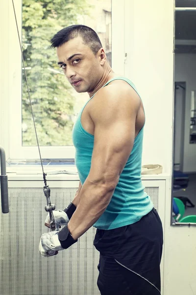 Young man training in the gym — Stock Photo, Image