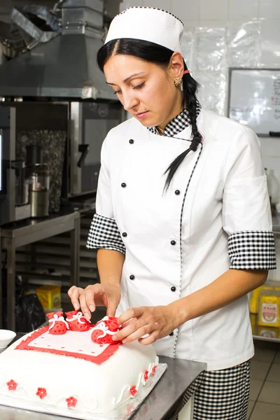 생 과자 요리사 케이크 장식 — 스톡 사진