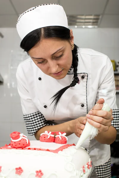 Bucătarul de patiserie decorează un tort — Fotografie, imagine de stoc