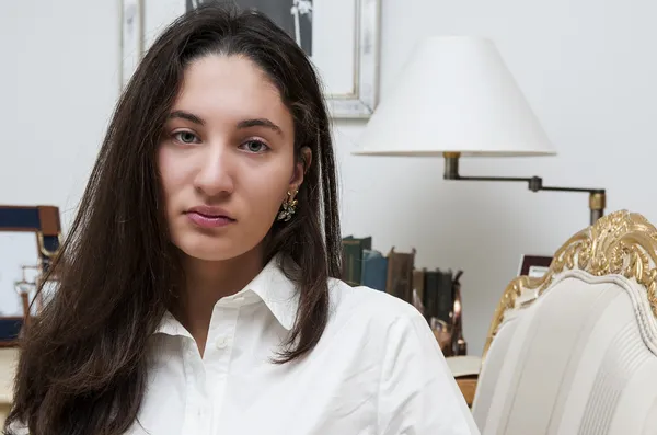 Fille dans le bureau — Photo