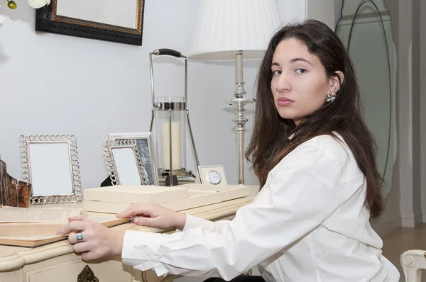 Chica en la oficina —  Fotos de Stock