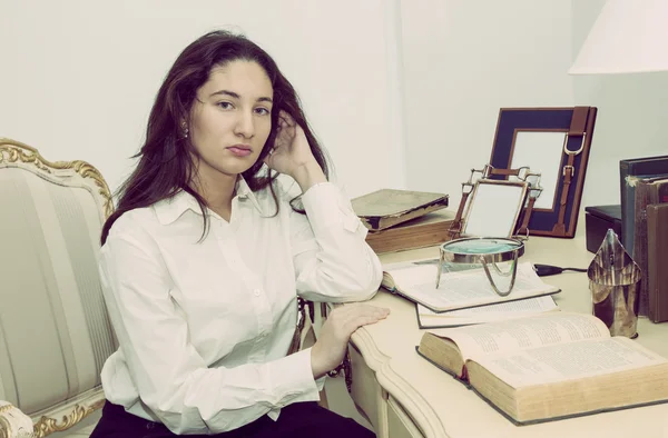 Fille dans le bureau — Photo