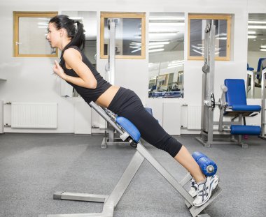 genç kızı spor salonunda