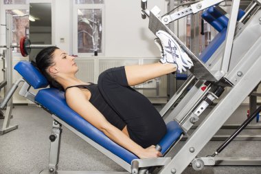 genç kızı spor salonunda