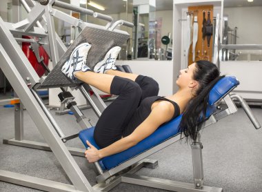 genç kızı spor salonunda