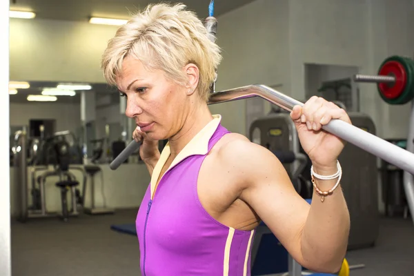 Yetişkin kadın vücut geliştirme yarışmalar — Stok fotoğraf