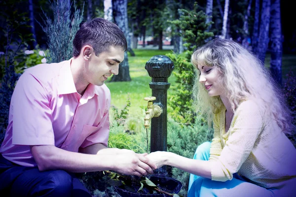 Chica cariñosa y chico — Foto de Stock