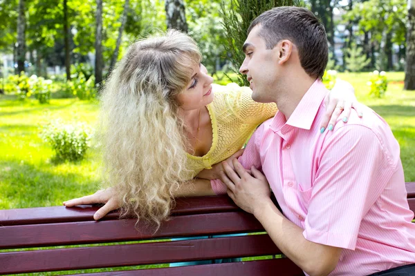 Gars et une fille aimante — Stockfoto