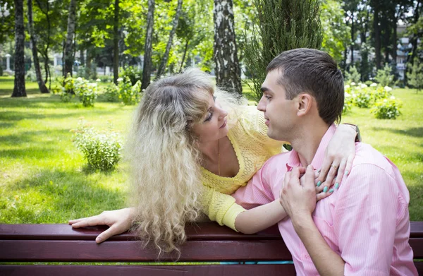 Gars et une fille aimante — Stockfoto