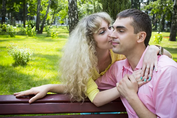 Gars et une fille aimante — Stockfoto