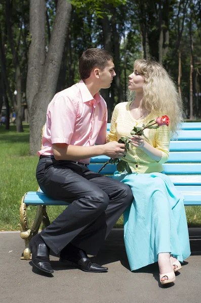 Chica cariñosa y chico — Foto de Stock