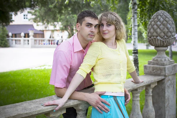 Gars et une fille aimante — Stockfoto