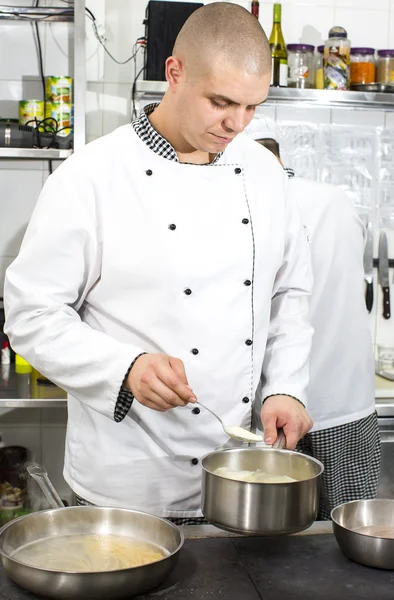 Koch bereitet Essen in der Küche zu — Stockfoto