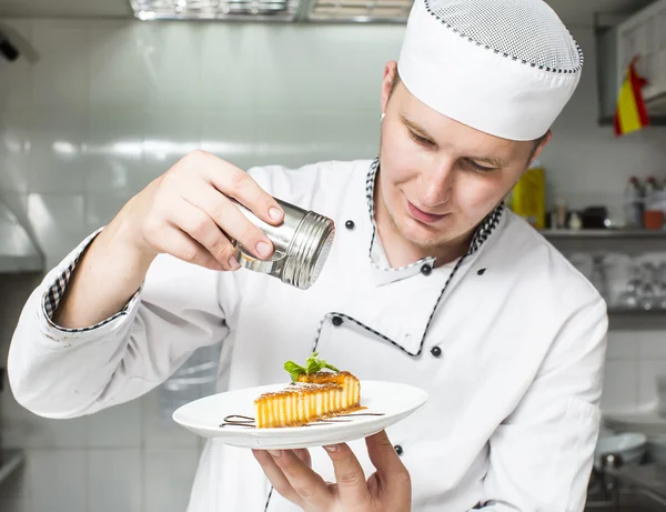 Chef preparar comida na cozinha — Fotografia de Stock