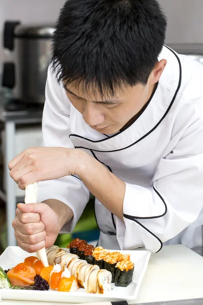 Japanse chef-kok een maaltijd bereiden — Stockfoto