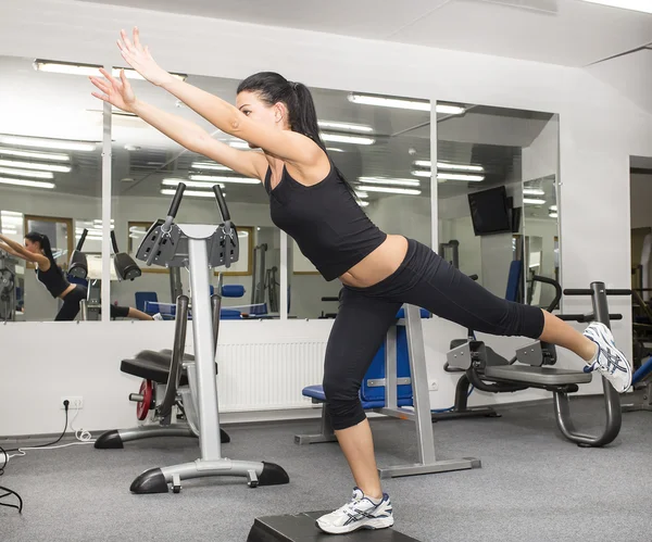 Ung flicka i gymmet — Stockfoto