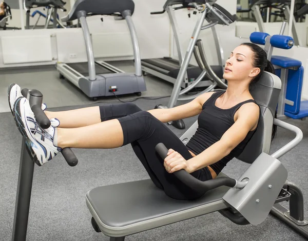 Chica joven en el gimnasio —  Fotos de Stock