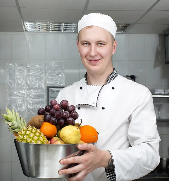 Chef preparar comida na cozinha — Fotografia de Stock