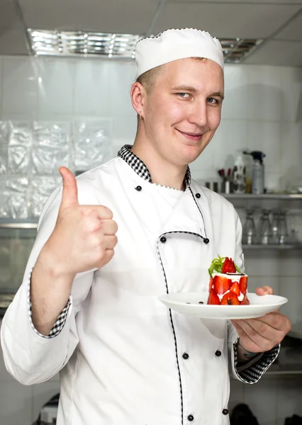 Chef preparando comida en la cocina —  Fotos de Stock