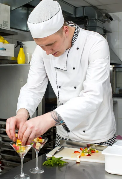 Chef preparar comida na cozinha — Fotografia de Stock