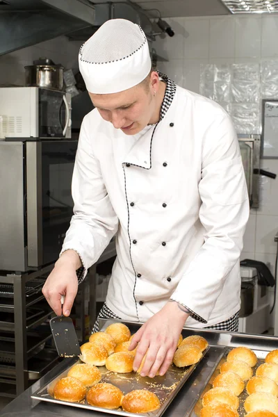 Kuchař připravuje jídlo v kuchyni — Stock fotografie